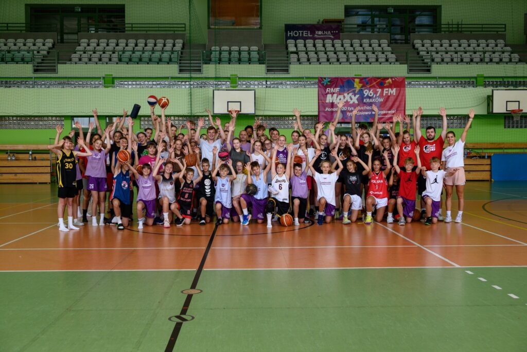 15 lipca br. w Krakowie rozpoczął się koszykarski camp Eweliny Kobryn, mistrzyni WNBA, Euroligi, EuroCup Polski, Rosji, Hiszpanii i wielokrotnej reprezentantki Polski.

Przez dwa tygodnie łącznie blisko 150 dzieci i młodzieży z całej Polski doskonali umiejętność gry w kosza pod okiem mistrzyni oraz wykwalifikowanych trenerów. Organizatorem campu jest Fundacja Eweliny Kobryn E11.